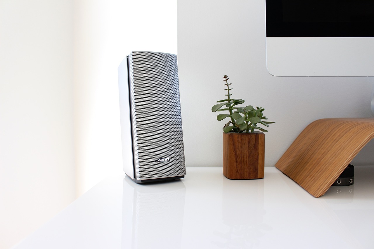 Hoe weet je wanneer de JBL speaker batterij is opgeladen?