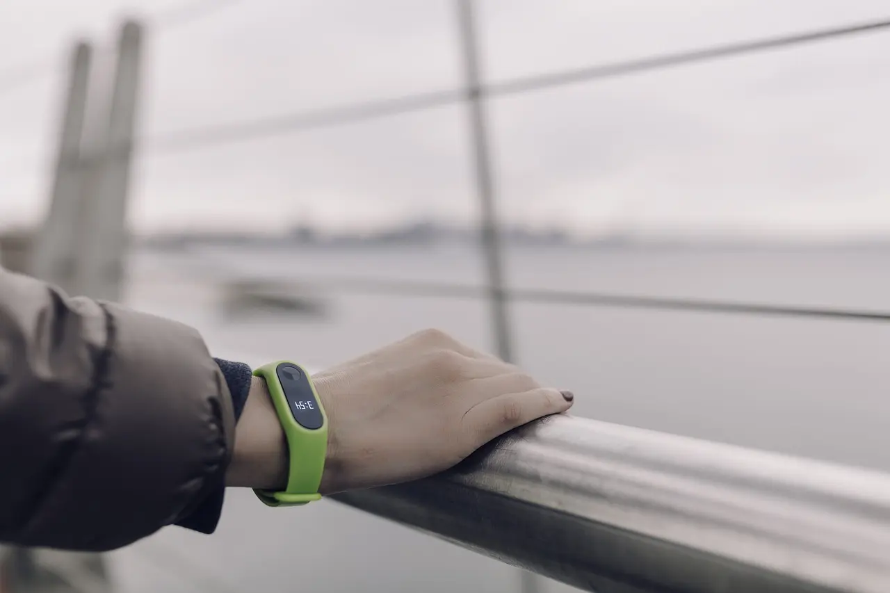 Hoe stel ik de tijd in op mijn Fitage 12 BT5.0 tracker?