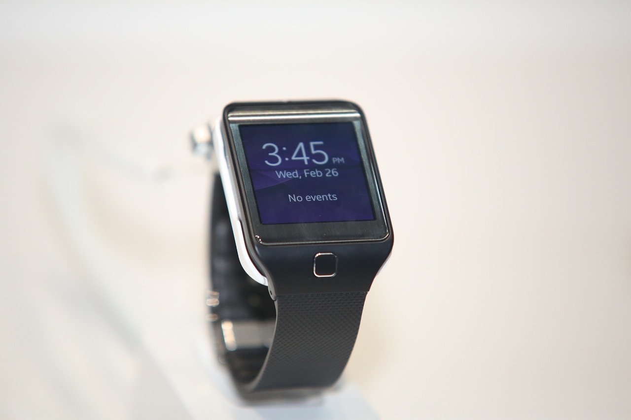 Hoe stel ik mijn Denver smartwatch SW-181 op tijd in?