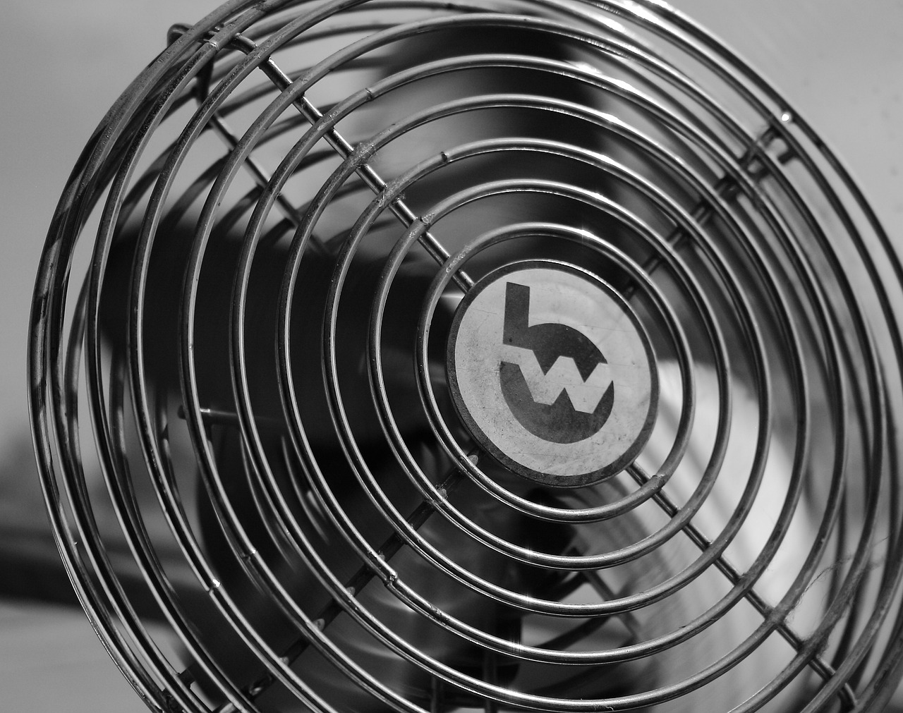 Hoe verwijder je het rooster van badkamerventilator 4414040?