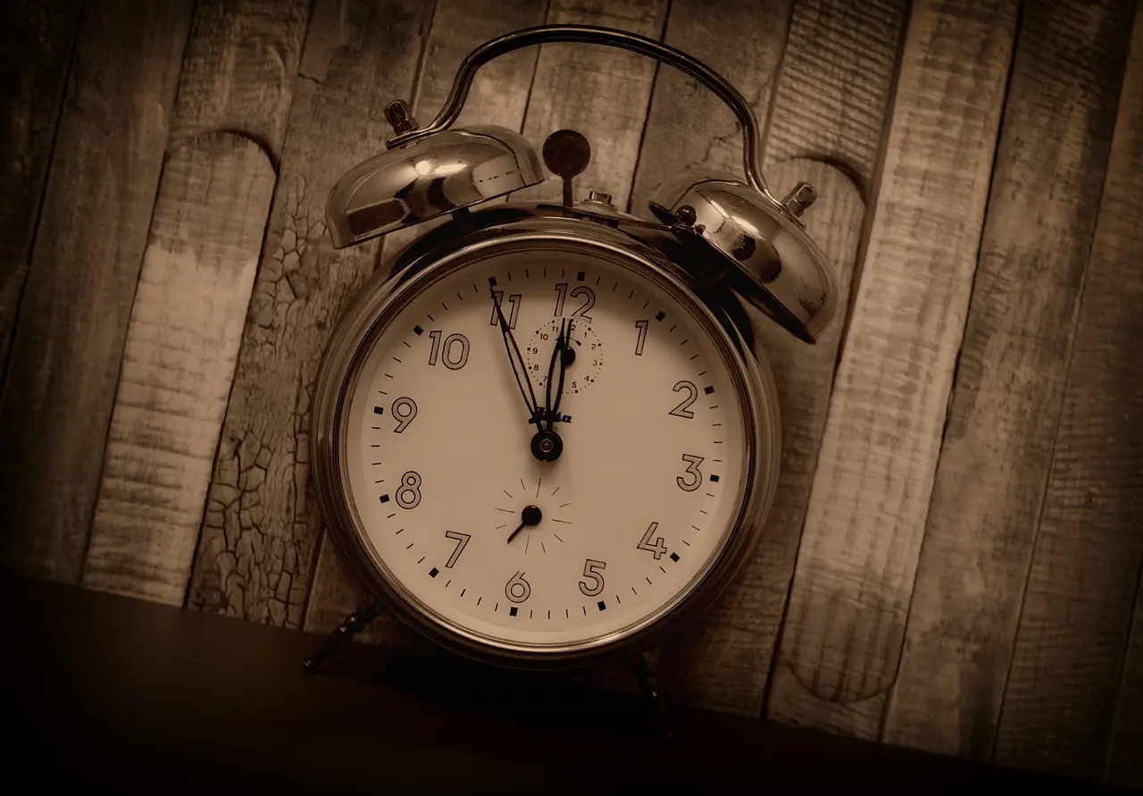 Hoe schakel ik het alarm van de Whats Home wekker uit?